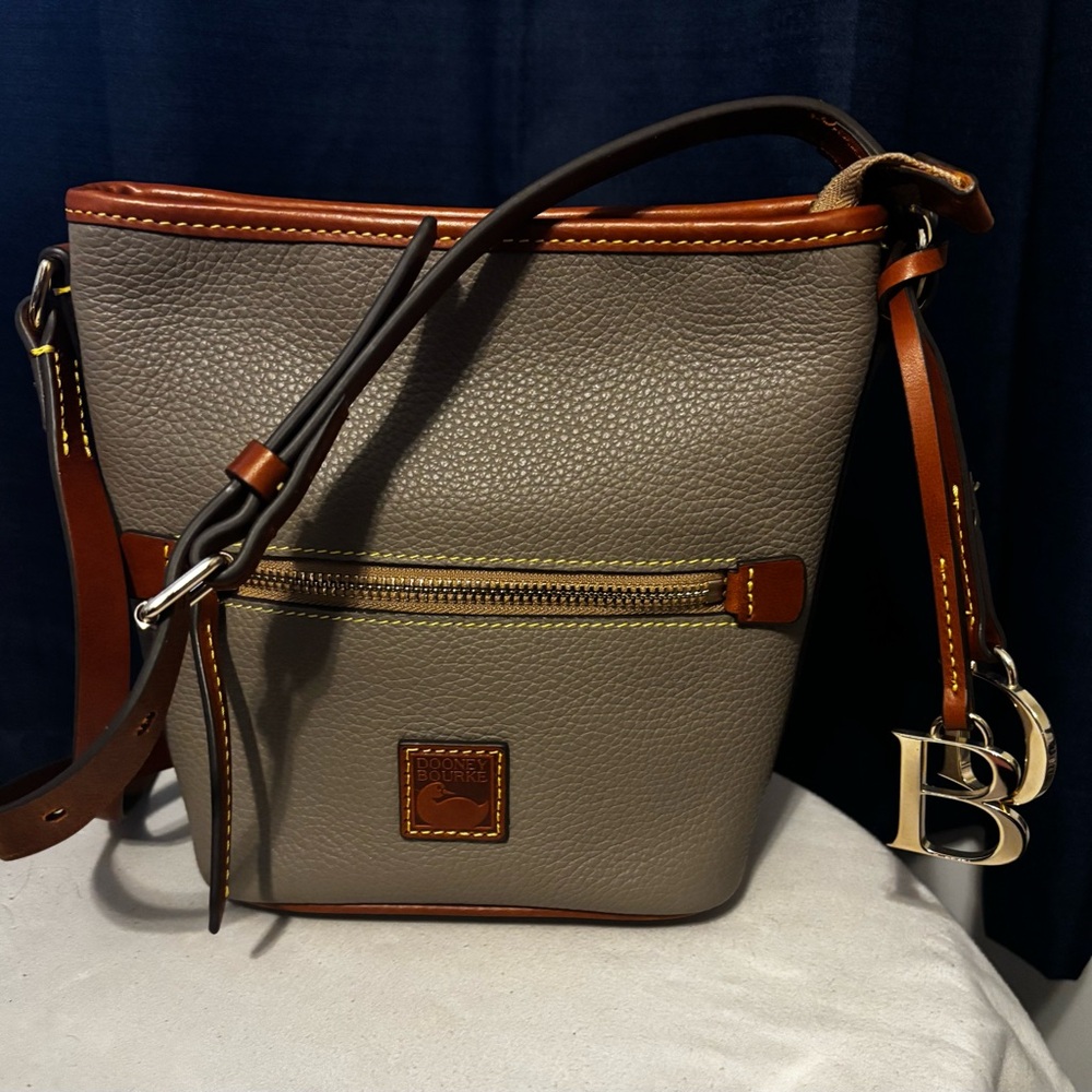 EUC Dooney & Burke Pebble Grain Small Zip Sac - Taupe- perfect condition - Picture 4 of 15